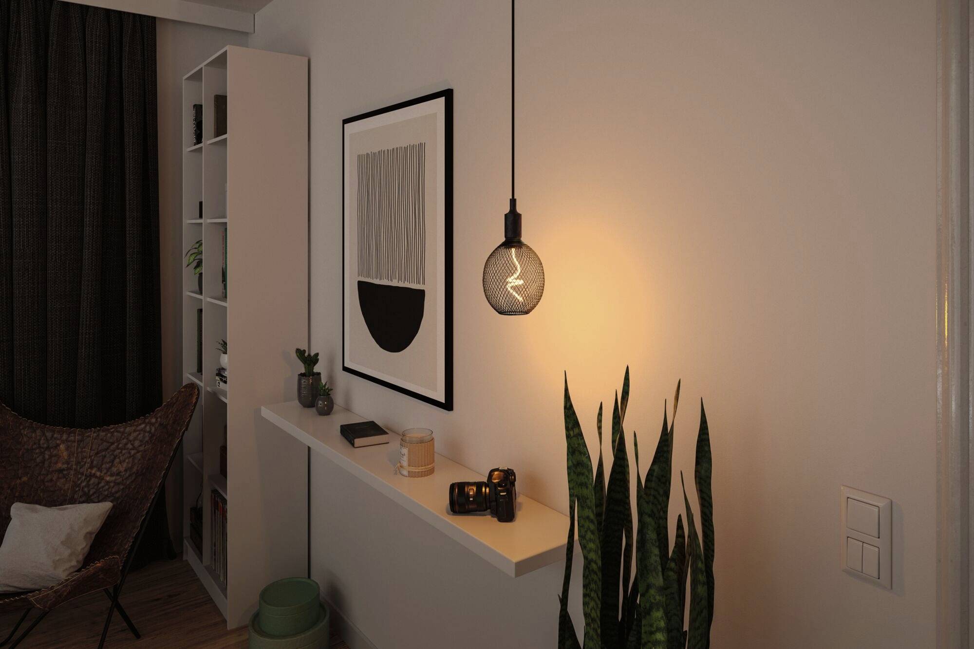 Beleuchtetes Wohnzimmer mit dekorativer Lampe, geschlossenem Regal, Pflanzen und Wandbild. Gemütliche Atmosphäre durch warmes Licht.