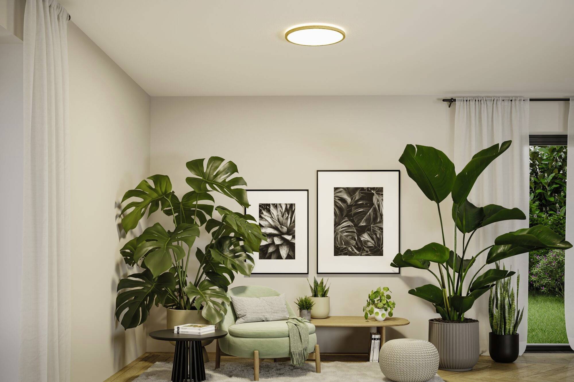 Ein Wohnzimmer mit modernen Möbeln und Dekorationen: Ein grüner Sessel, Pflanzen, zwei gerahmte Bilder an der Wand und ein runder Teppich.