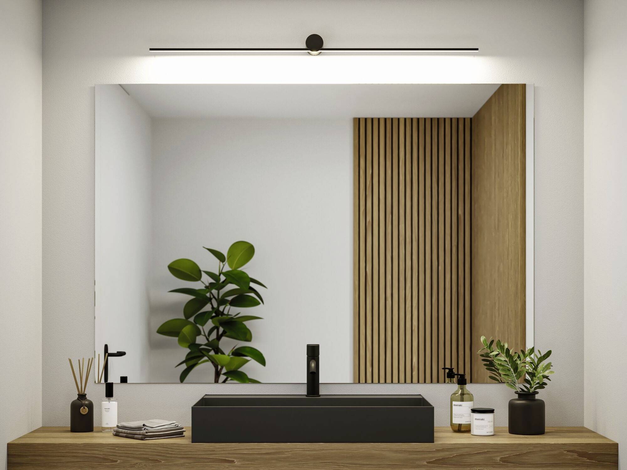 Kleines, modernes Badezimmer mit schwarzem Waschbecken, großem Spiegel, Pflanzen und hölzernem Akzent an der Wand.