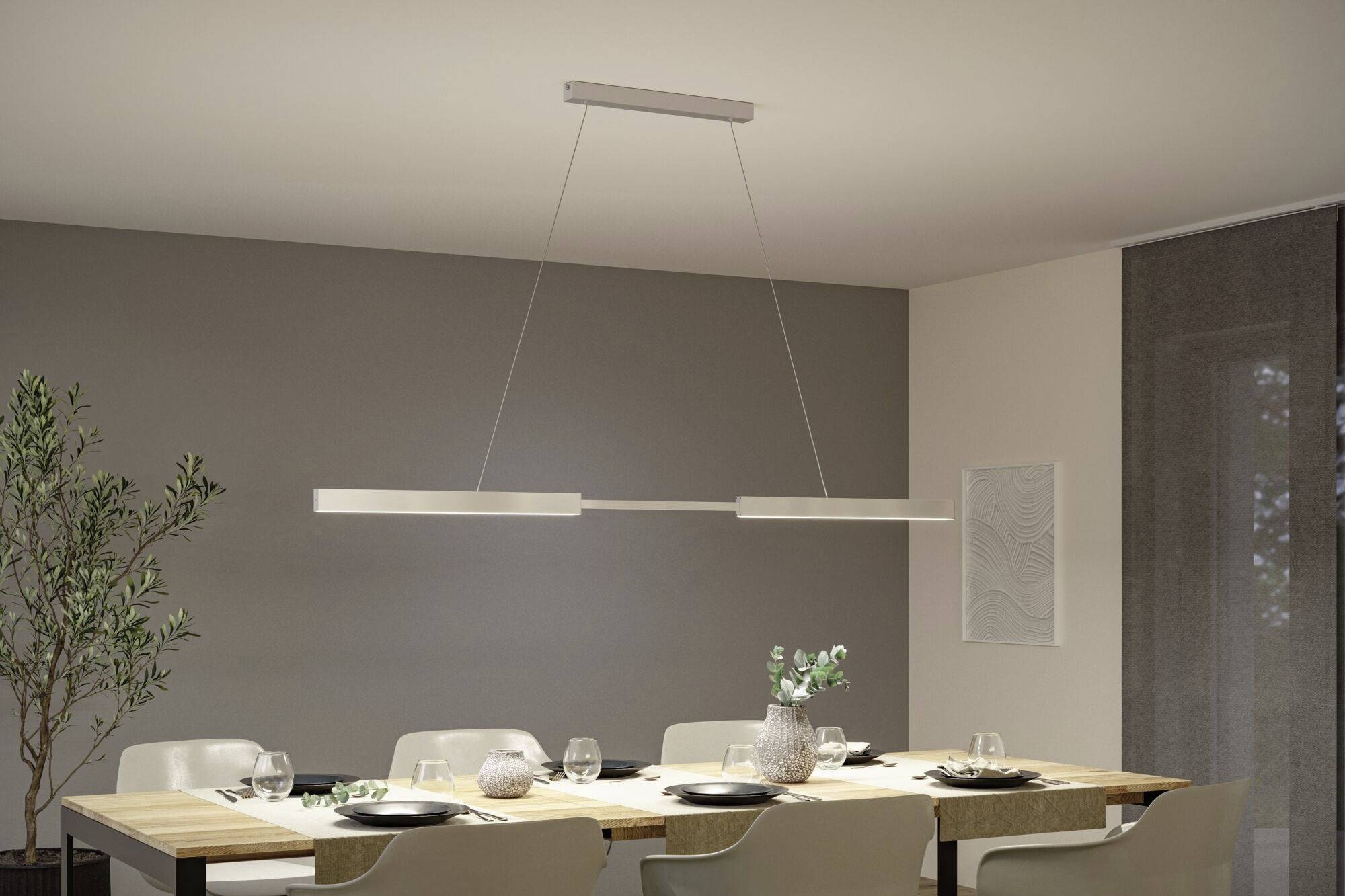 Ein modern beleuchteter Essbereich mit Holztisch, sechs Stühlen und Hängelampen. Deko: Pflanze und Tischgedeck. Schlichte Eleganz.