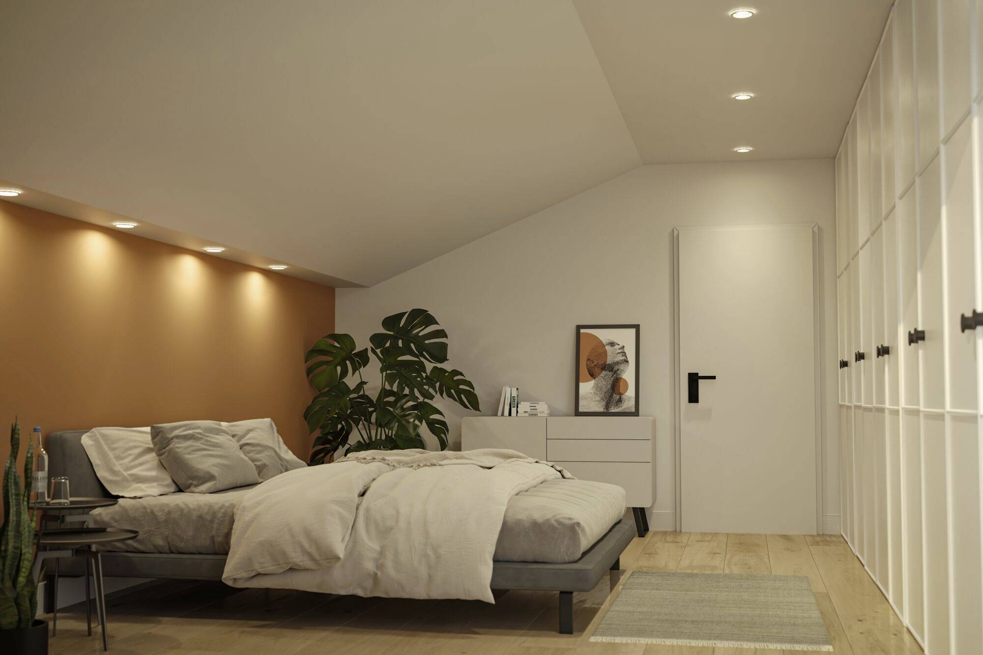 Gemütliches Schlafzimmer mit Doppelbett, Pflanzen, Schrankwand und modernem Dekor. Warmbeleuchtete Wand links, Holzfußboden.