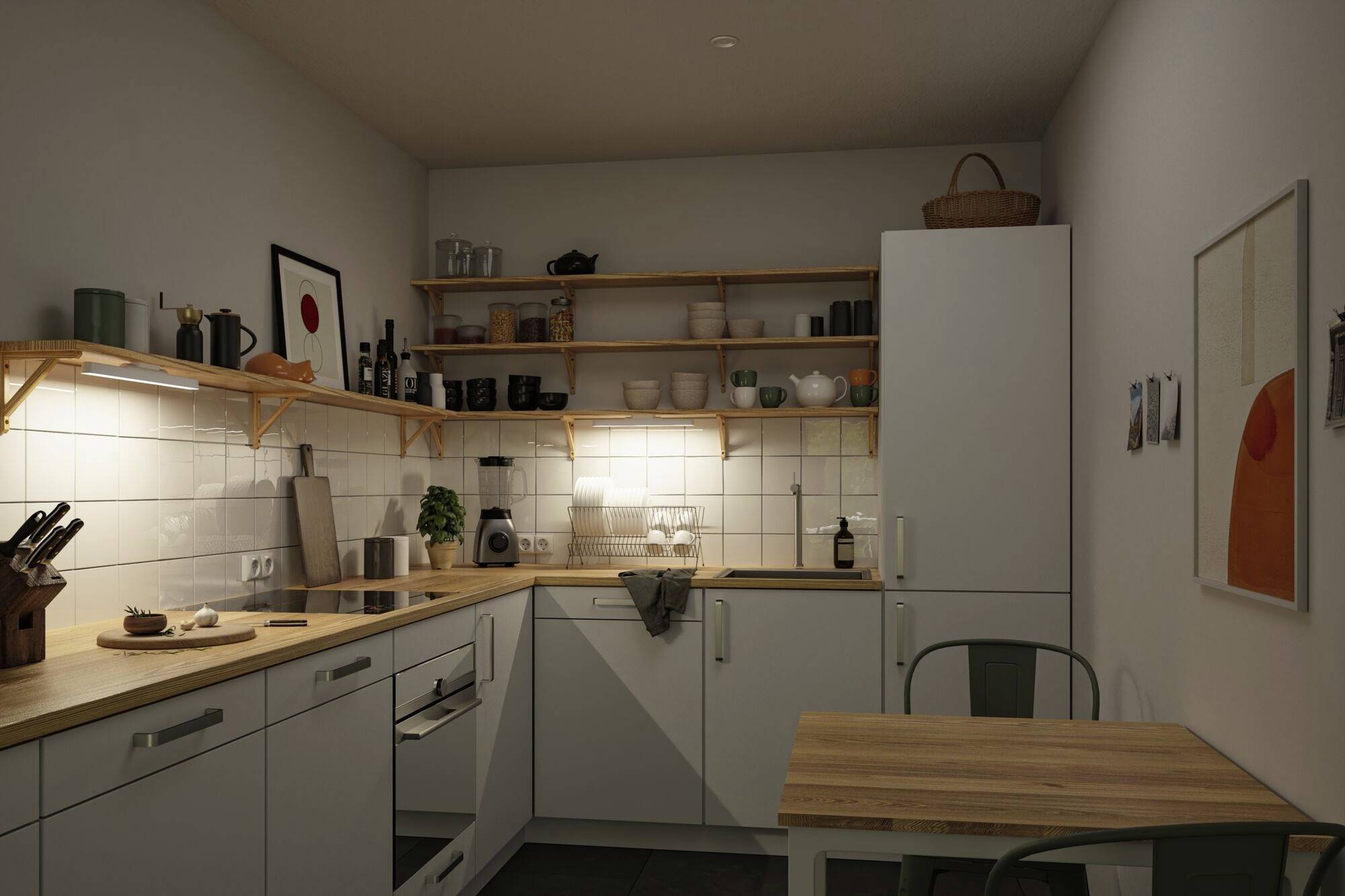 Kleine, moderne Küche mit weißen Schränken, Holzarbeitsflächen, Wandregalen und kleinem Holztisch mit zwei Stühlen. Stimmungsvoll beleuchtet.