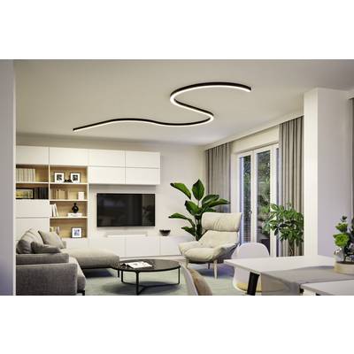 Helles Wohnzimmer mit moderner Einrichtung: graues Sofa, Sessel, Wandregal, großer TV, Pflanzen und geschwungene Deckenbeleuchtung.