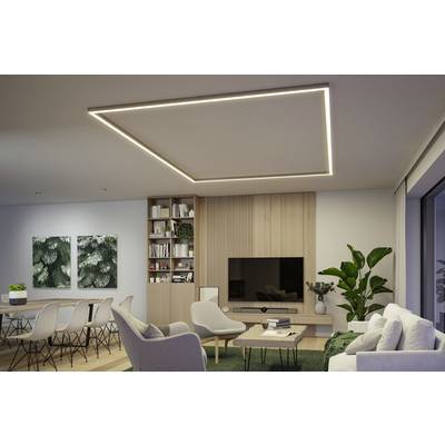 Modernes Wohnzimmer mit Holzdekor, gemütlichen Sesseln, Fernseher und dezenten Pflanzen. Große Fenster lassen viel Licht hinein.