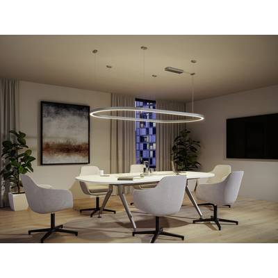 Moderner Konferenzraum mit ovalem Tisch, sechs weißen Stühlen und LED-Ringlampe. Große Fenster und Pflanzen im Hintergrund.
