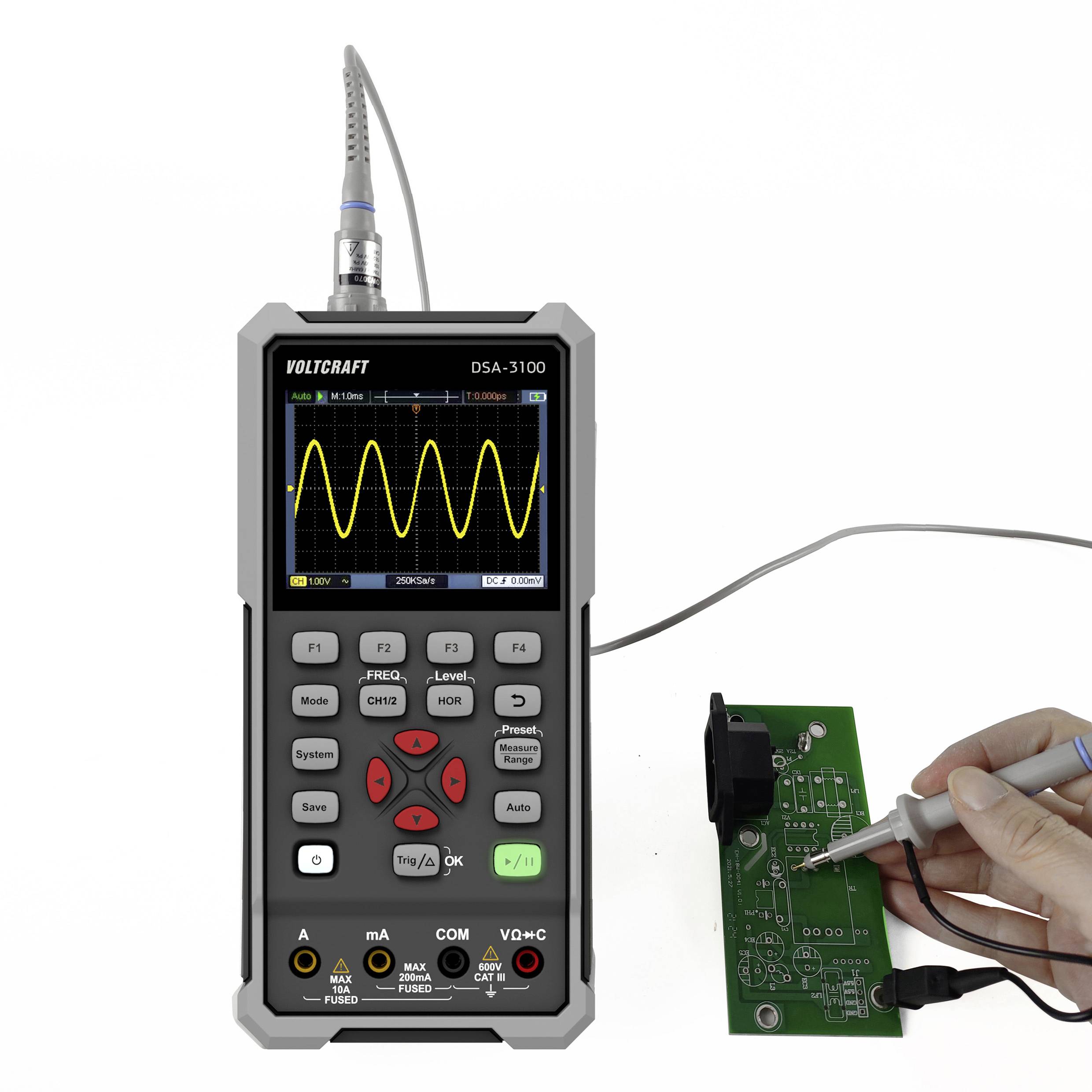 Hand, die eine Sonde hält und eine Leiterplatte mit einem Oszilloskop testet, wobei auf dem Bildschirm eine gelbe Wellenform mit der Bezeichnung 'VOLTCARFT DSA-3100' angezeigt wird.