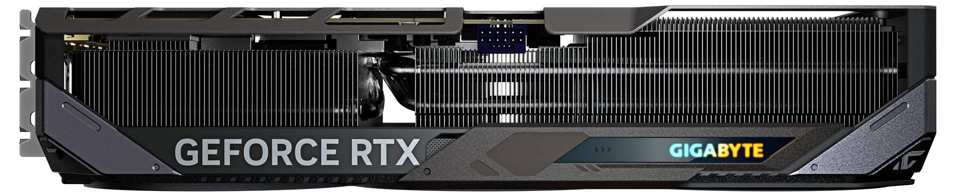 Grafikkarte mit der Aufschrift 'GeForce RTX' und 'Gigabyte', seitliche Ansicht mit sichtbaren Kühlrippen und LED-Beleuchtung.