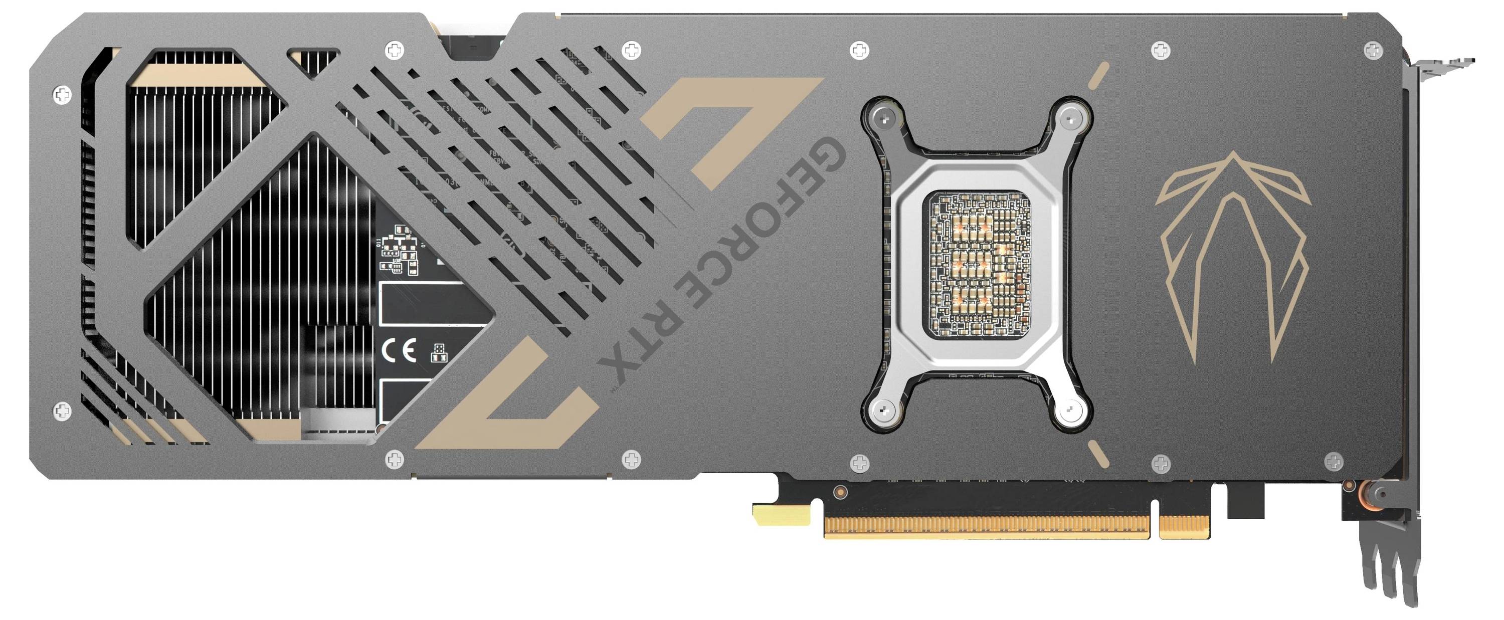 Grafikkartenrückseite mit einem Kühlkörper und technischen Markierungen, darunter 'GeForce RTX'. Dunkle Oberfläche mit bronzefarbenen Akzenten.
