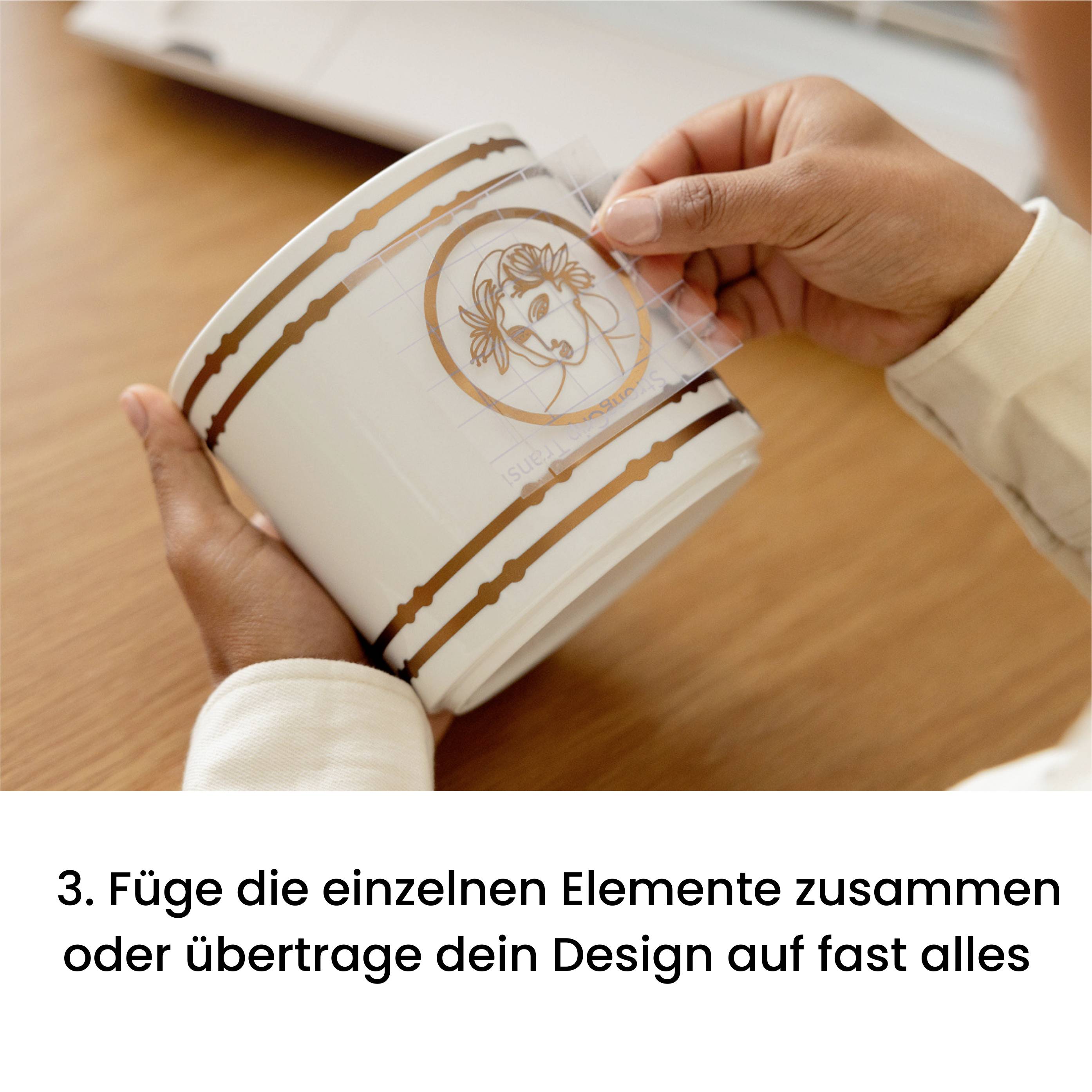 Eine Person hält eine weiße Schale mit goldenen Verzierungen und fügt durchsichtige Designaufkleber hinzu. Text unten erklärt Schritte im Designprozess.
