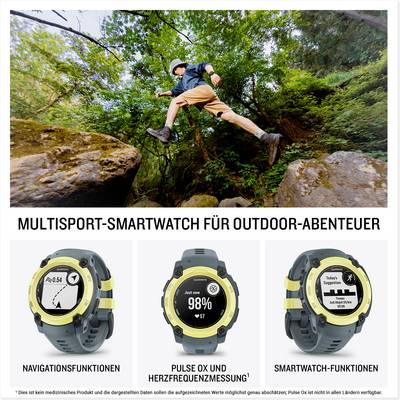 Ein Mann in Wanderausrüstung springt über Felsen im Wald. Unten sind drei Smartwatches abgebildet mit den Funktionen Navigation, Pulsrate und Smartwatch-Funktionen.