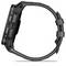 Schwarze, robuste Armbanduhr mit rechteckigem Zifferblatt und mehreren Knöpfen an der Seite. Das Armband hat eine Dornschließe.