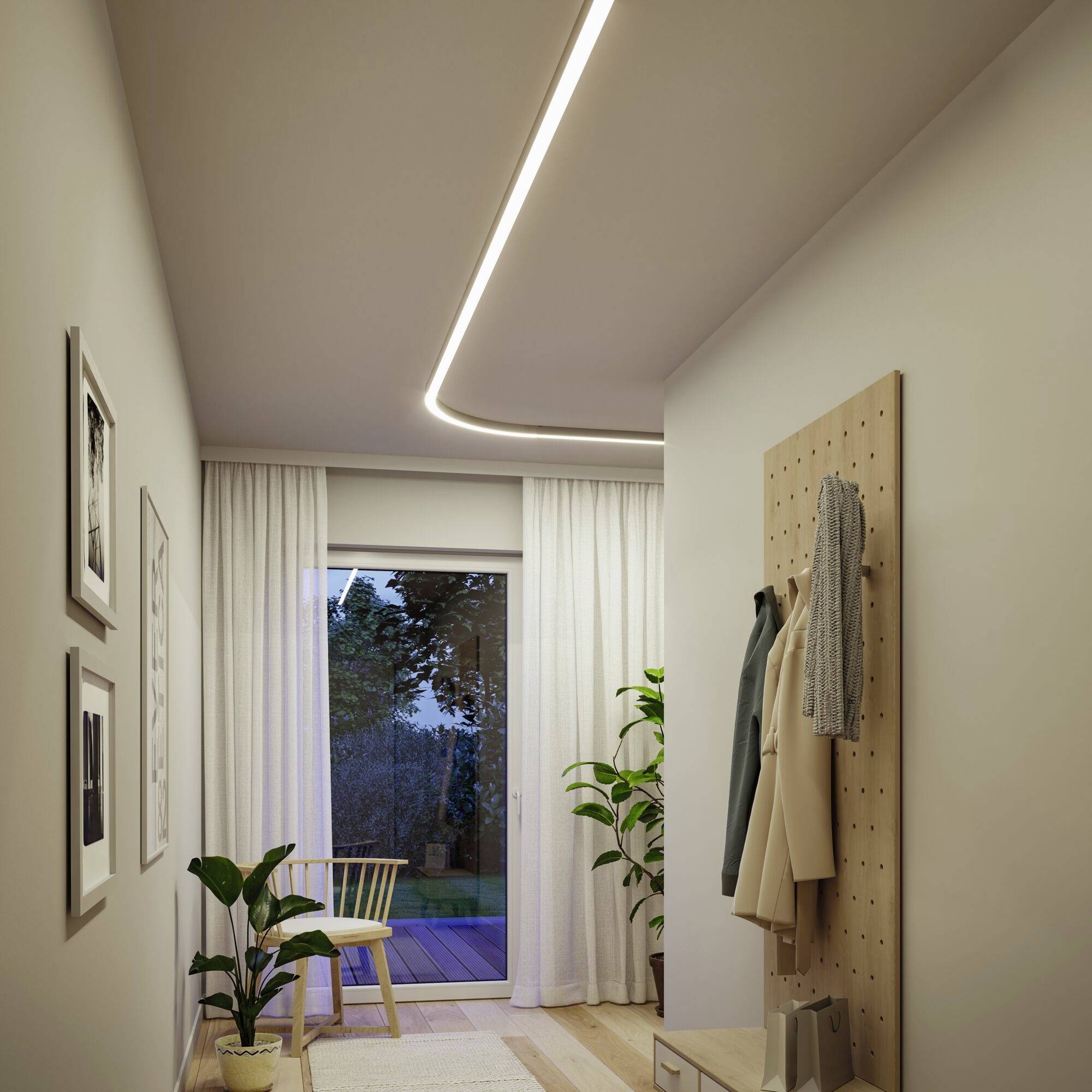 Ein heller, moderner Flur mit einem Holzstuhl, Pflanzen, hängenden Kleidern und Gemälden. Im Hintergrund eine Glastür mit Vorhängen.