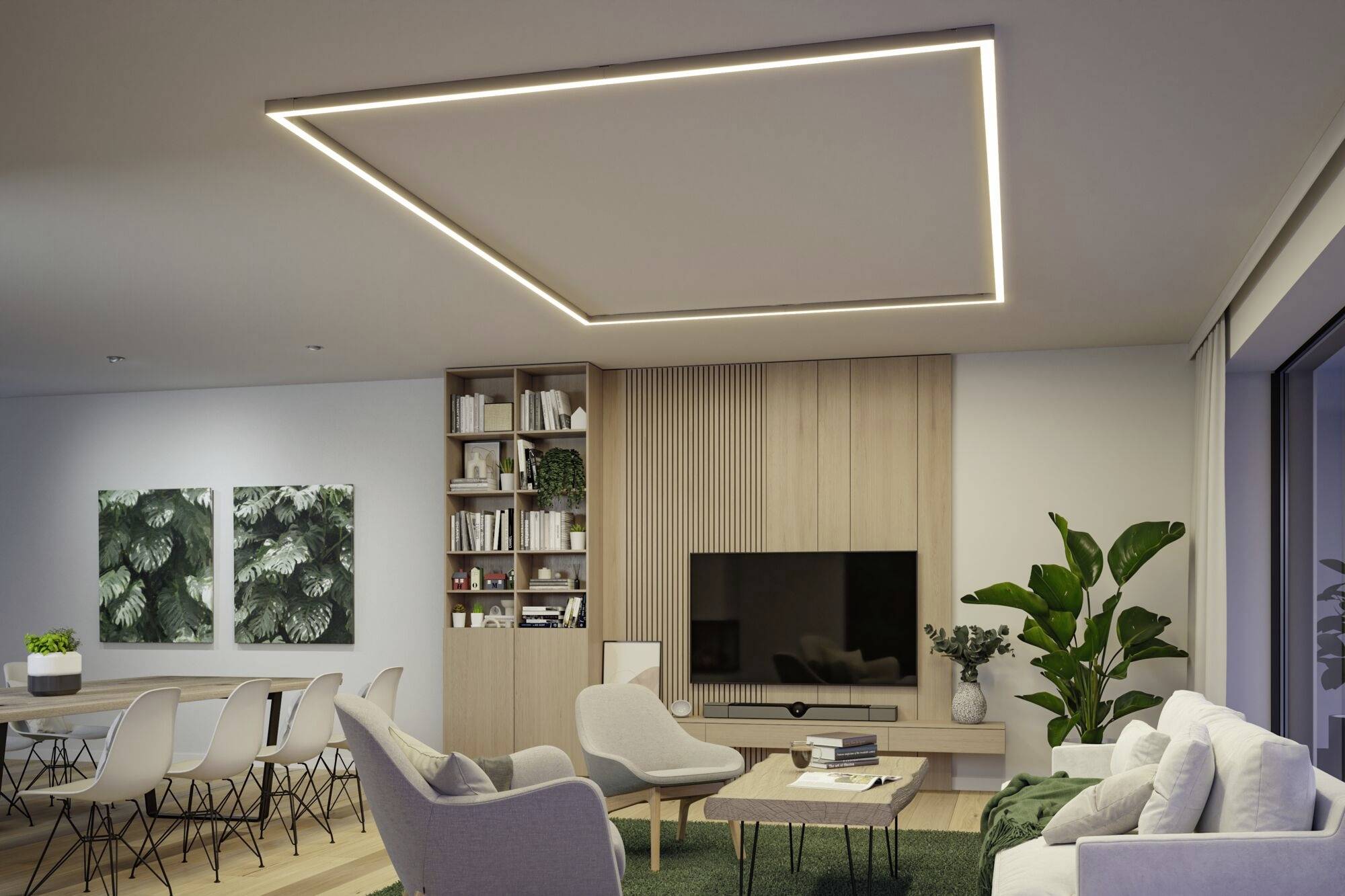 Ein modernes Wohnzimmer mit Holzwänden, einem rechteckigen Deckenlicht, einem großen TV, weißen Stühlen und Pflanzen für Dekoration.