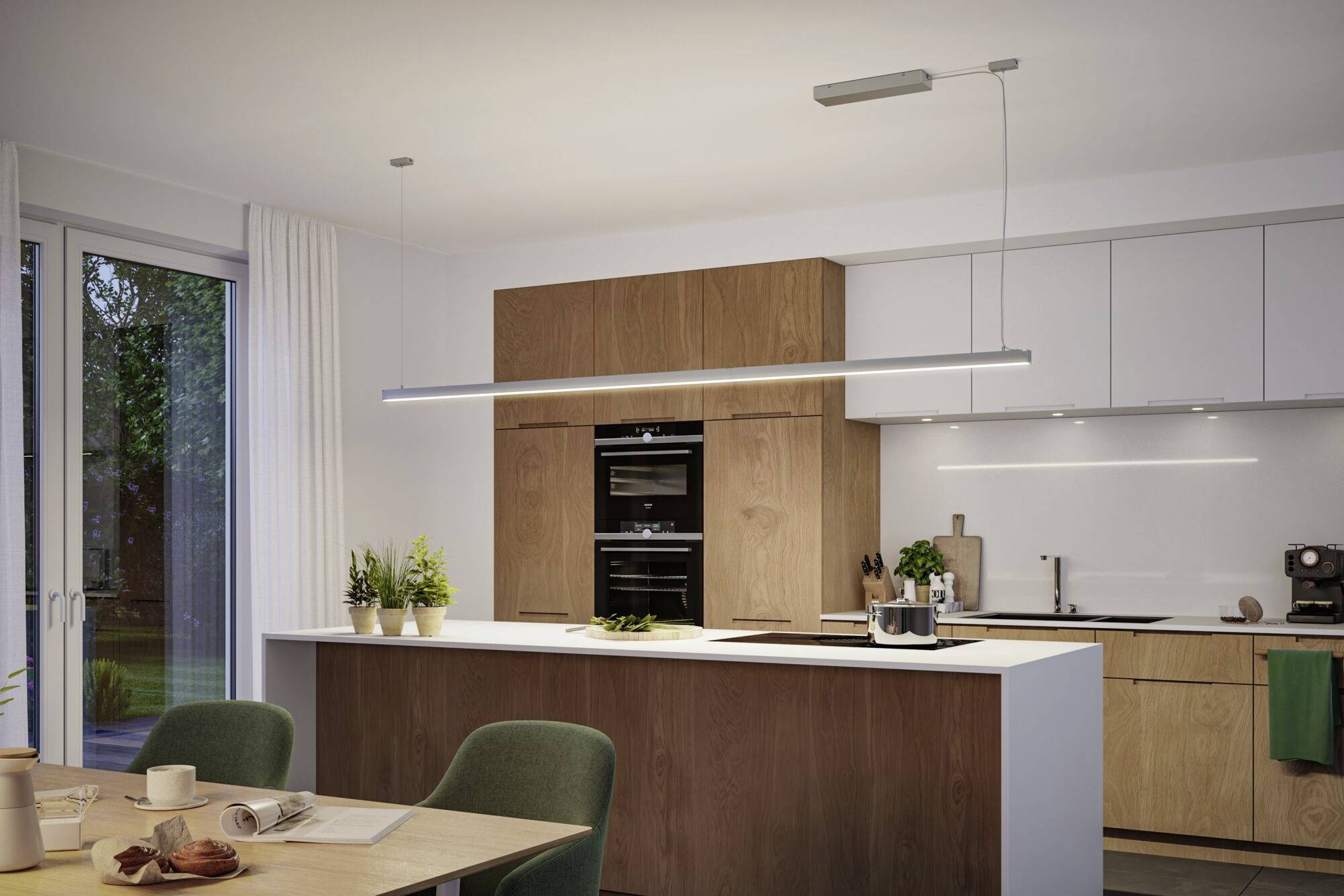 Moderne Küche mit Holzschränken, großer Kücheninsel und Hängelampen. Große Fenster bieten Blick ins Freie. Ruhige, minimalistische Gestaltung.