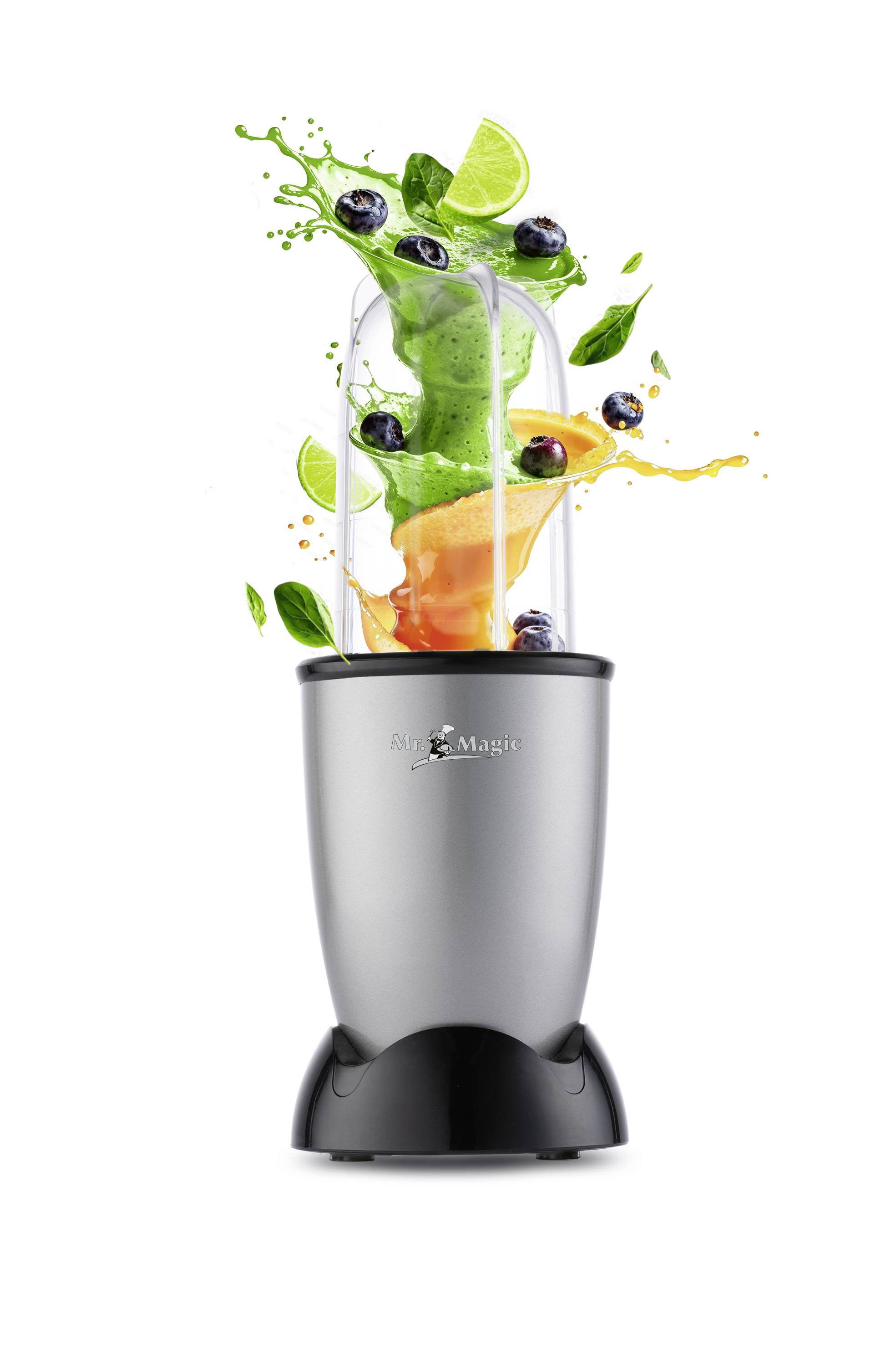 Ein grauer Mixer mit Spritzern von grünem und orangefarbenem Saft, der mit Limetten und Blaubeeren gemischt wird.