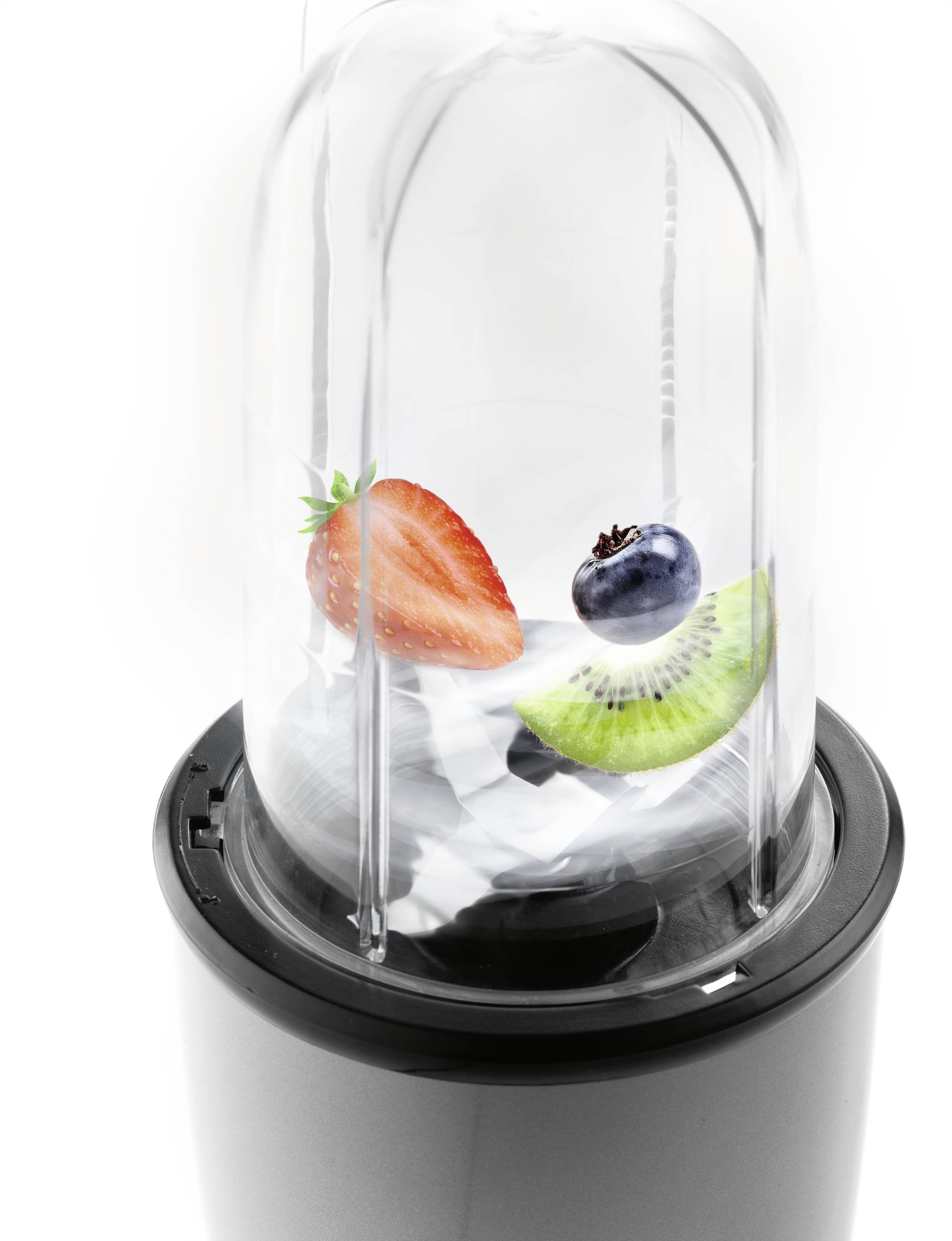 Mixer mit durchsichtigem Aufsatz, darin Erdbeere, Blaubeere, Kiwi und Joghurt. Darstellung eines Smoothiezubereitungsprozesses.