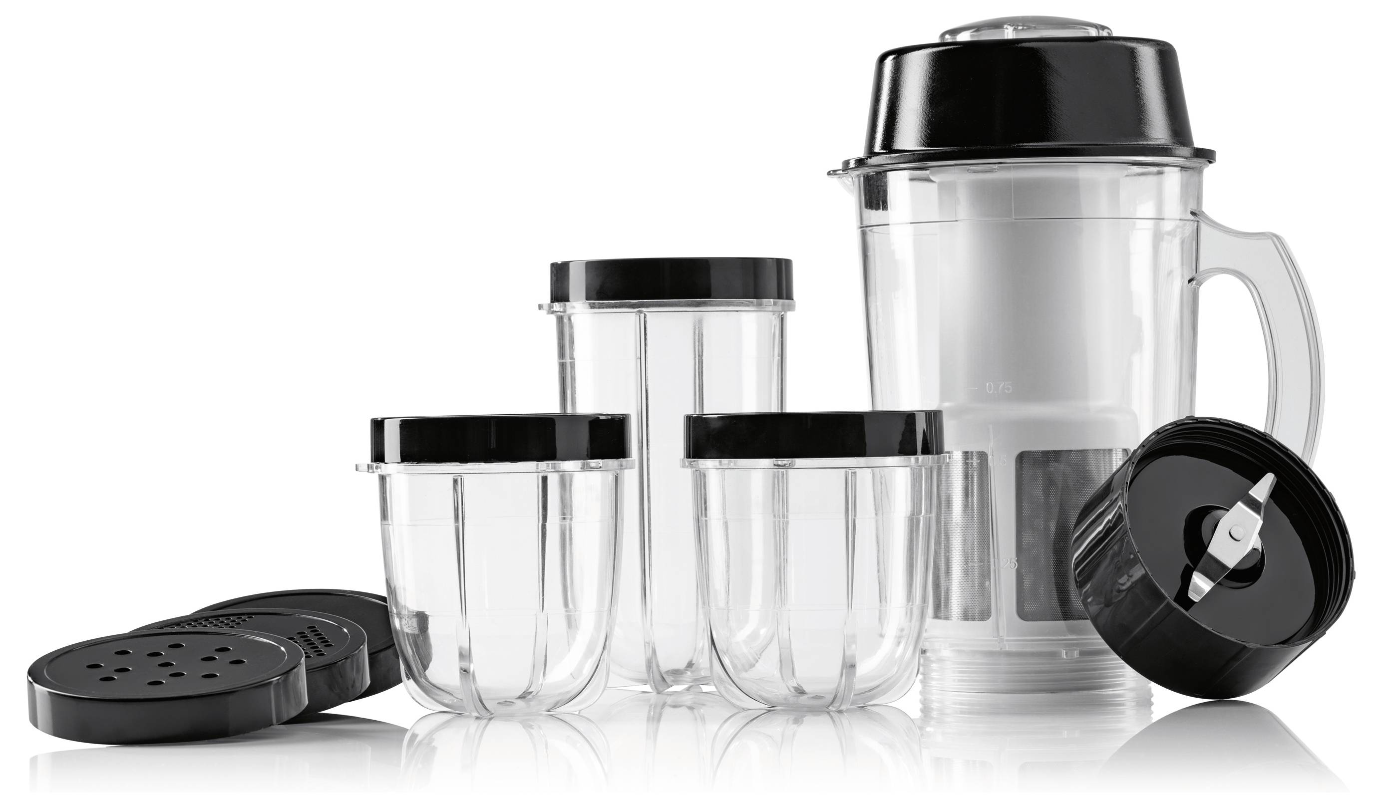 Set mit Küchenmixern und Zubehör, darunter ein großer Mixer mit Griff, mehrere Behälter und verschiedene abnehmbare Deckel.