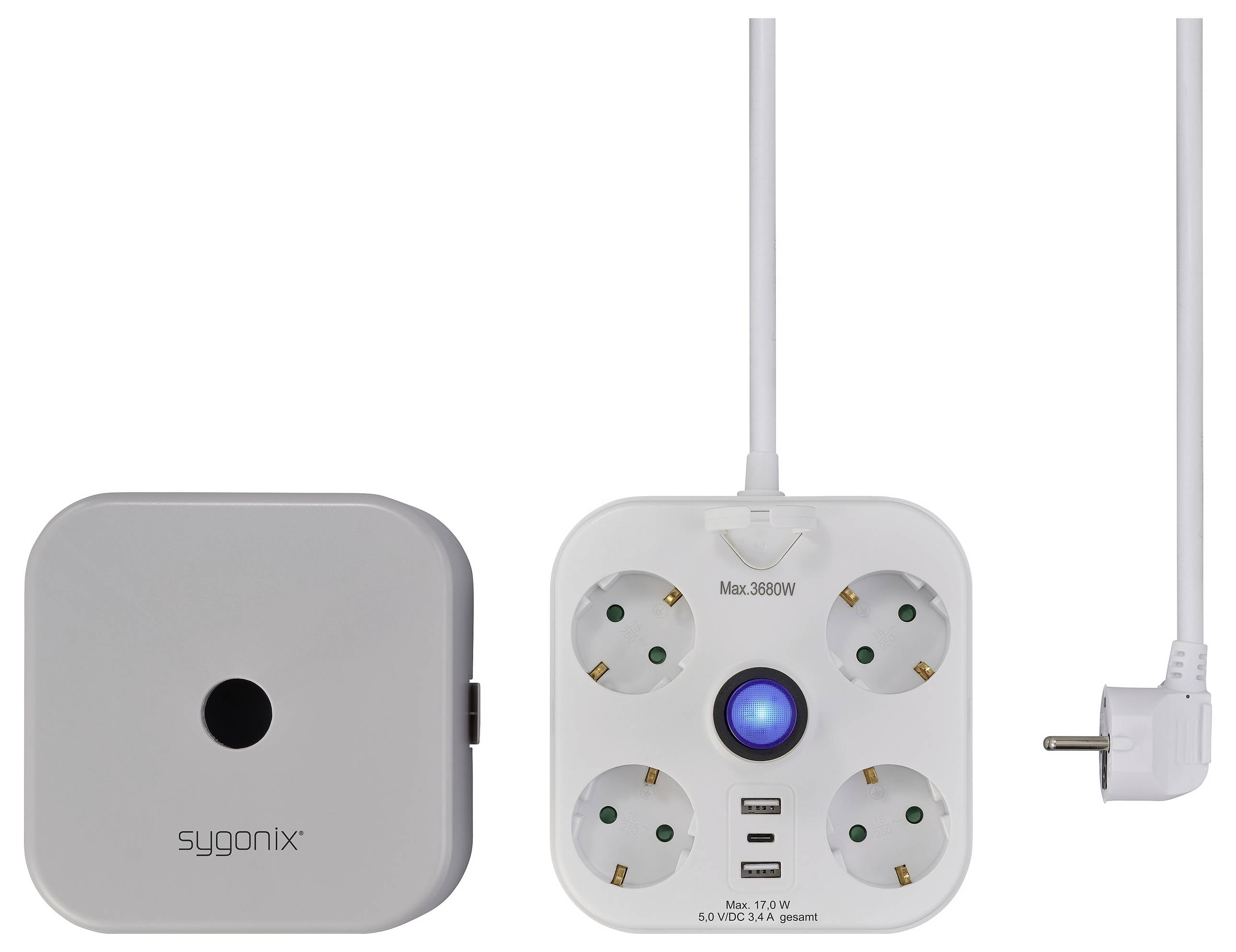 Weiße Mehrfachsteckdose mit vier Steckplätzen und einem Schalter, einer davon belegt. Daneben ein quadratischer Adapter mit einem Knopf in der Mitte.