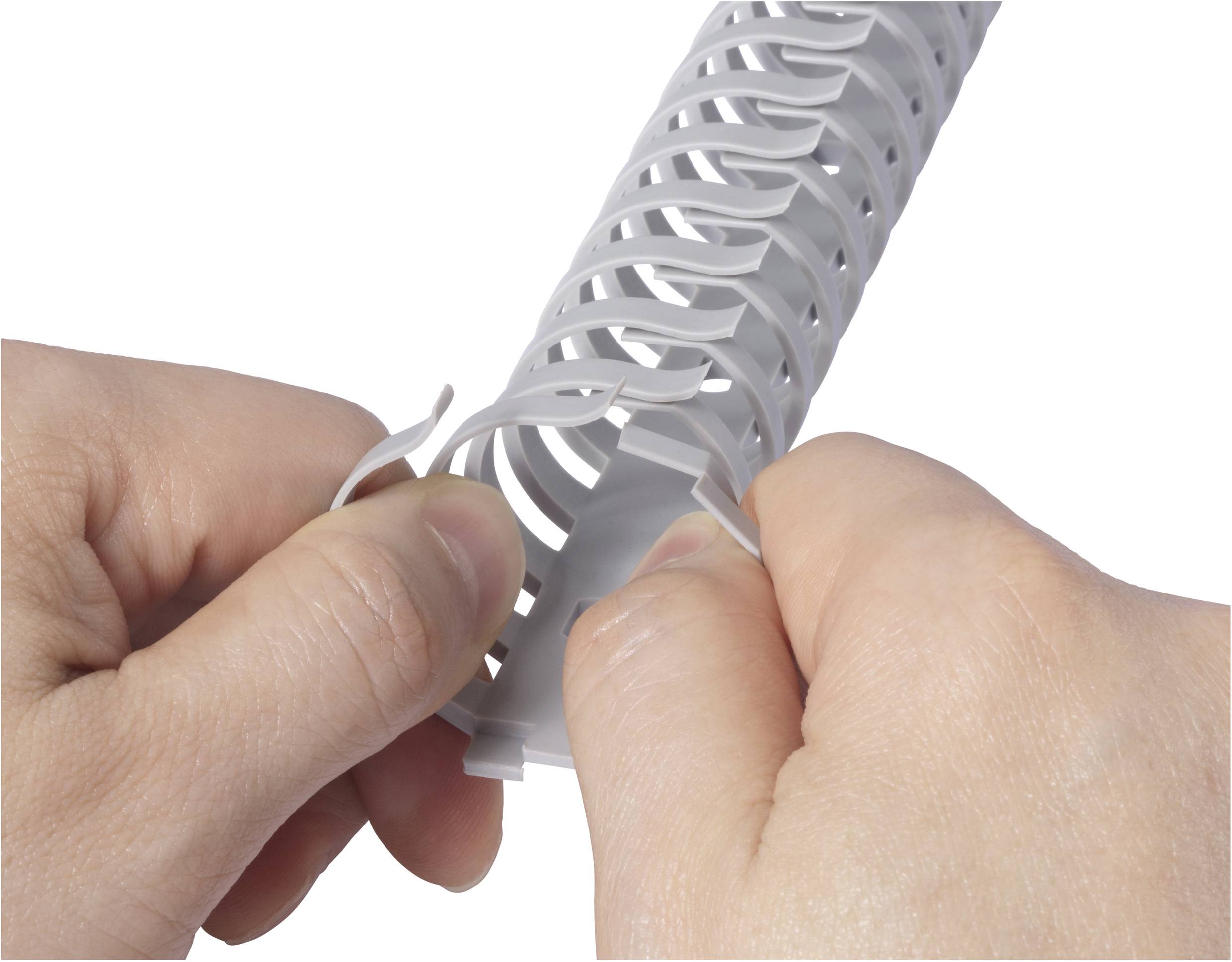 Eine Person hält eine flexible weiße Spirale aus Kunststoff in beiden Händen. Die Spirale wird leicht auseinandergezogen.