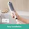 Eine Hand hält eine Duschkopf-Bürste über einer Badewanne. Unten steht 'Universal Fit', daneben ein Symbol. Darunter 'Easy installation'.