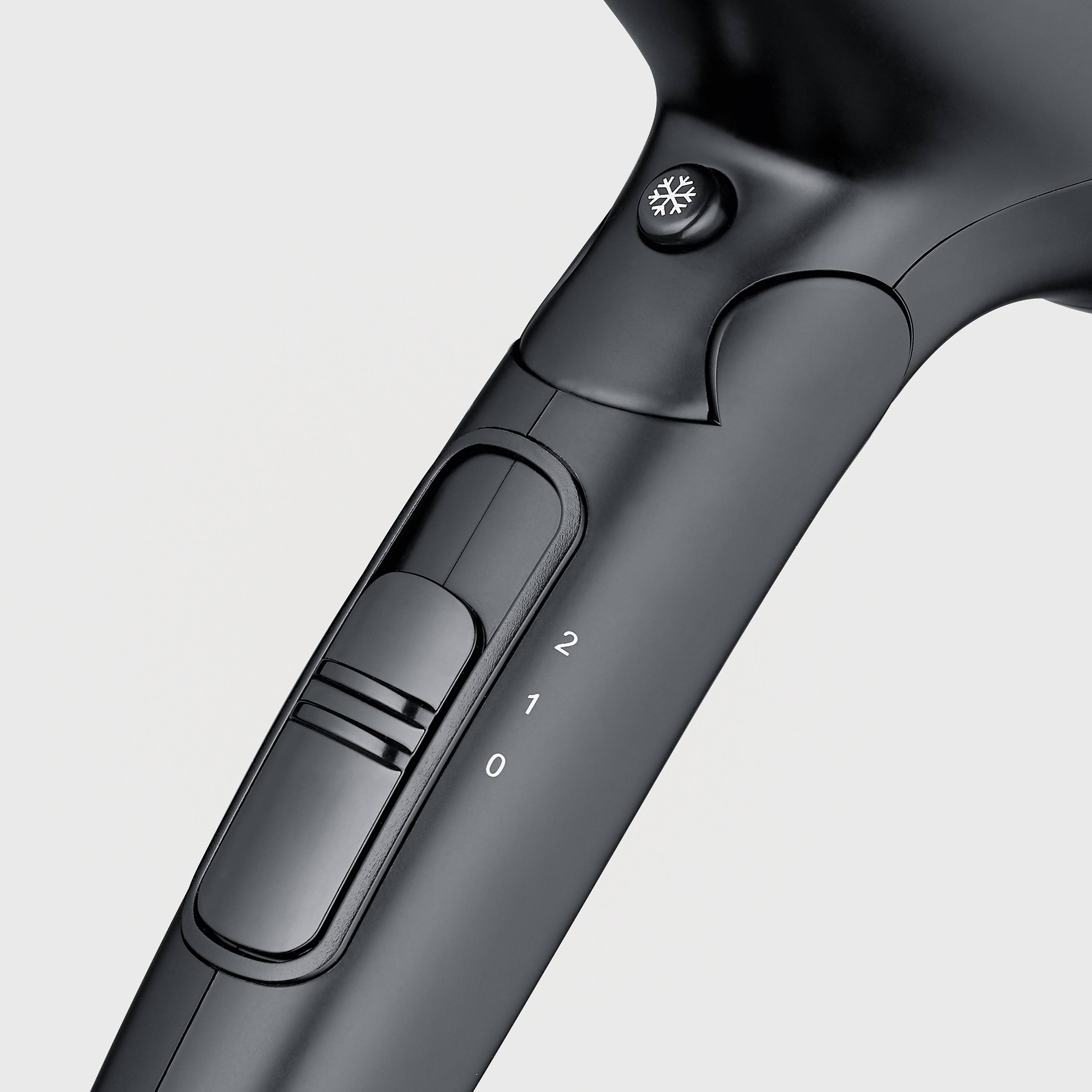 Ein schwarzer Haartrockner mit Temperaturregler und Kälte-Taste. Schalter mit drei Stufen: '0', '1' und '2'.