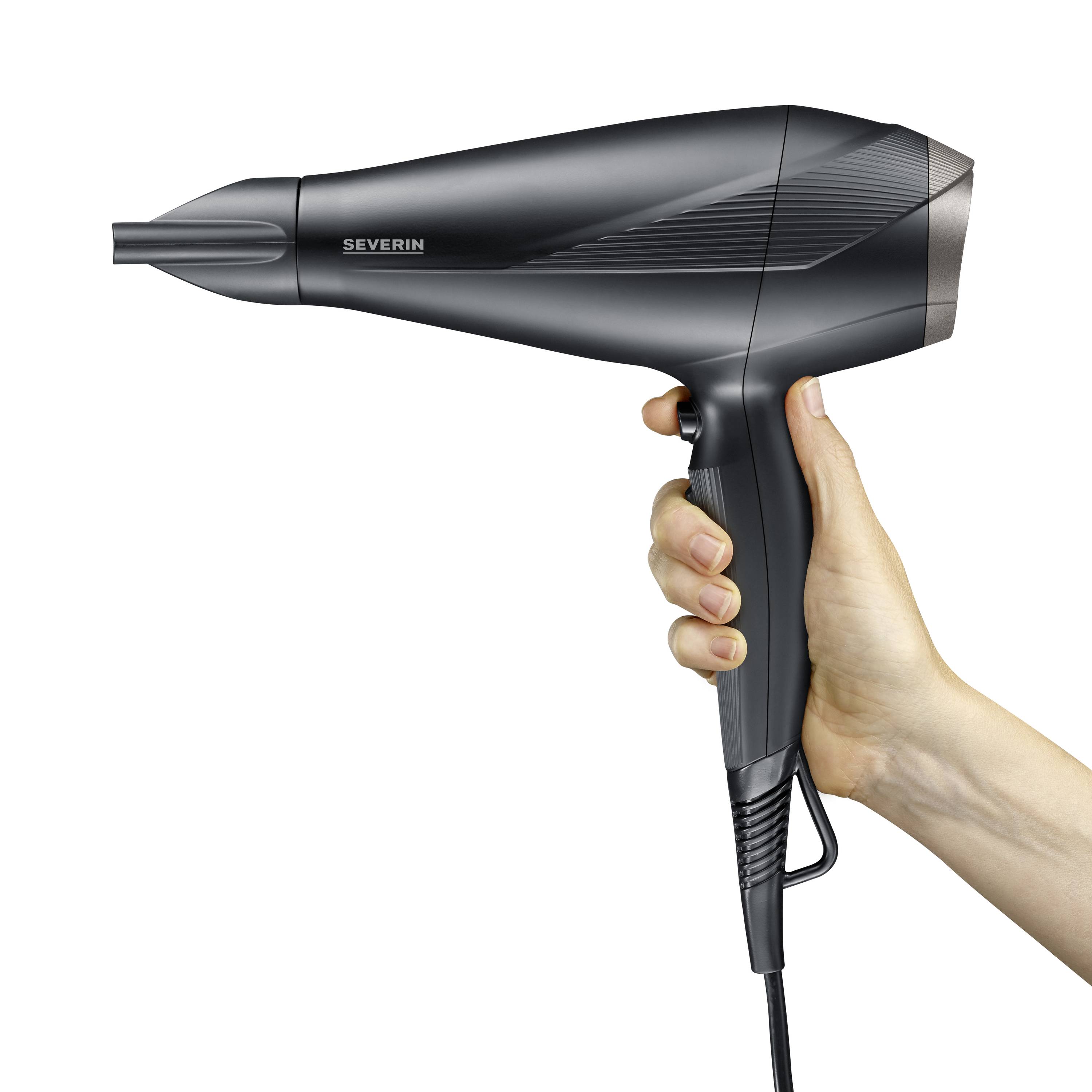 Ein grauer Haartrockner wird von einer Hand gehalten; Kabel hängt nach unten.