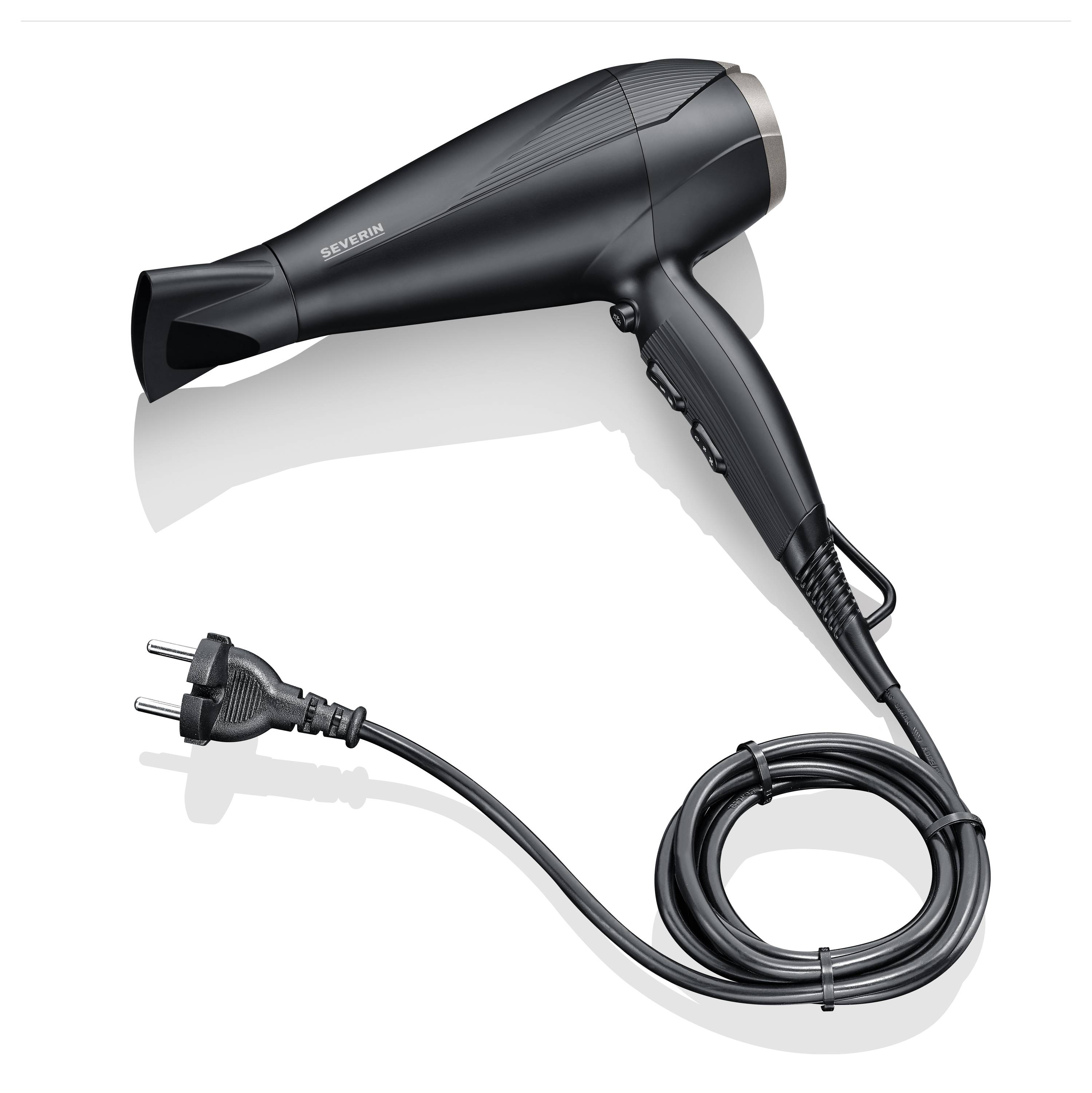 Ein schwarzer Haartrockner mit Kabel und Stecker, liegt auf einer Oberfläche.