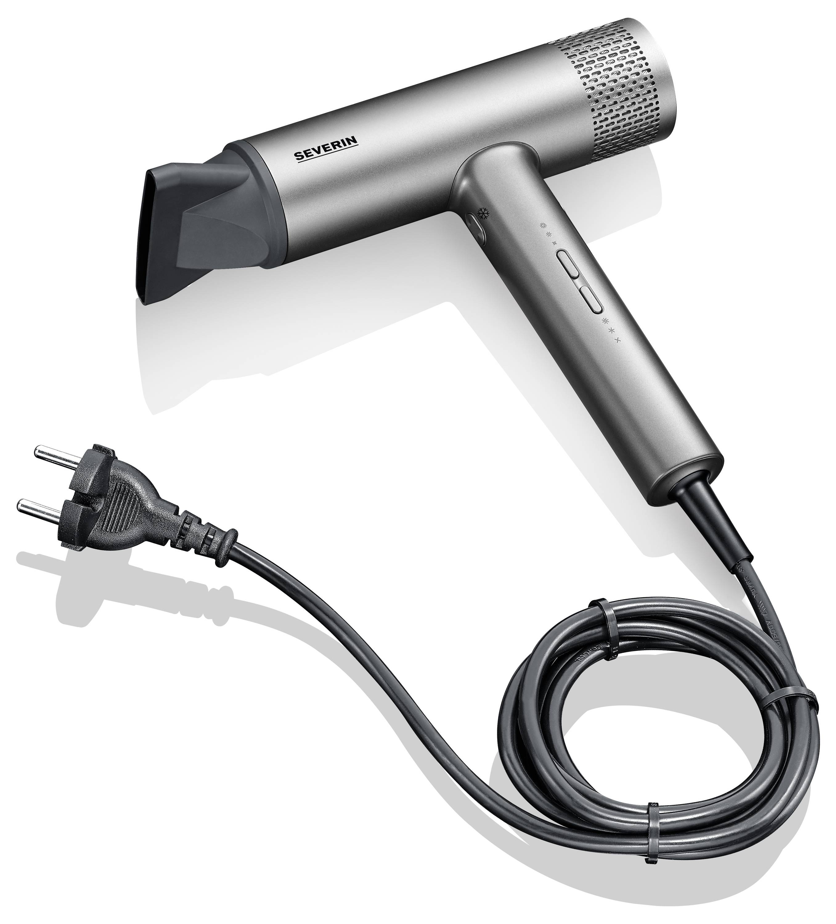 Silberner Haartrockner mit schwarzer Düse und Kabel. Schlichtes Design mit glatter Oberfläche. Adapter mit Schuko-Stecker.