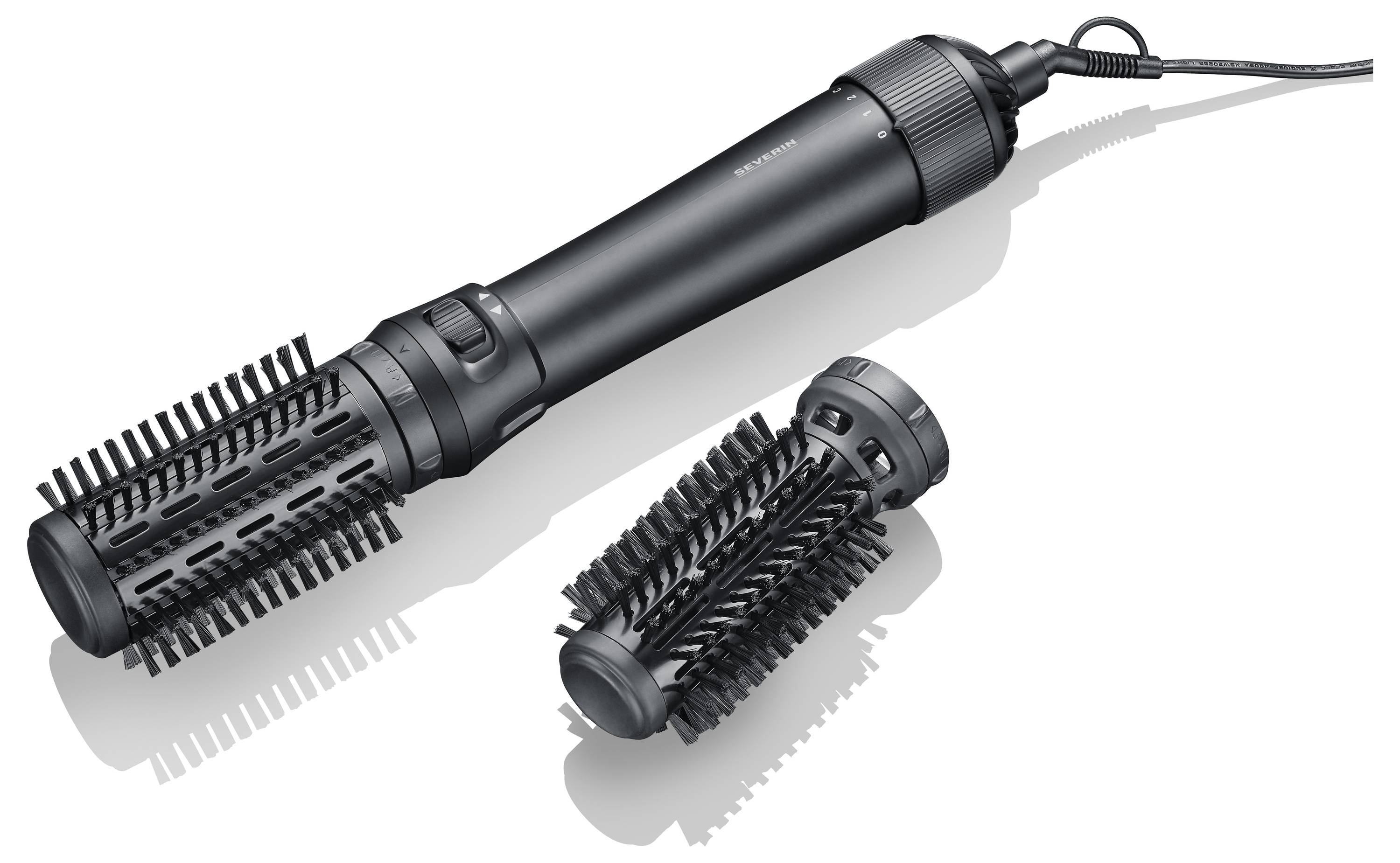 Schwarzer Warmluftstyler mit auswechselbarem Bürstenaufsatz auf weißem Hintergrund. Geeignet zum Trocknen und Stylen von Haaren.