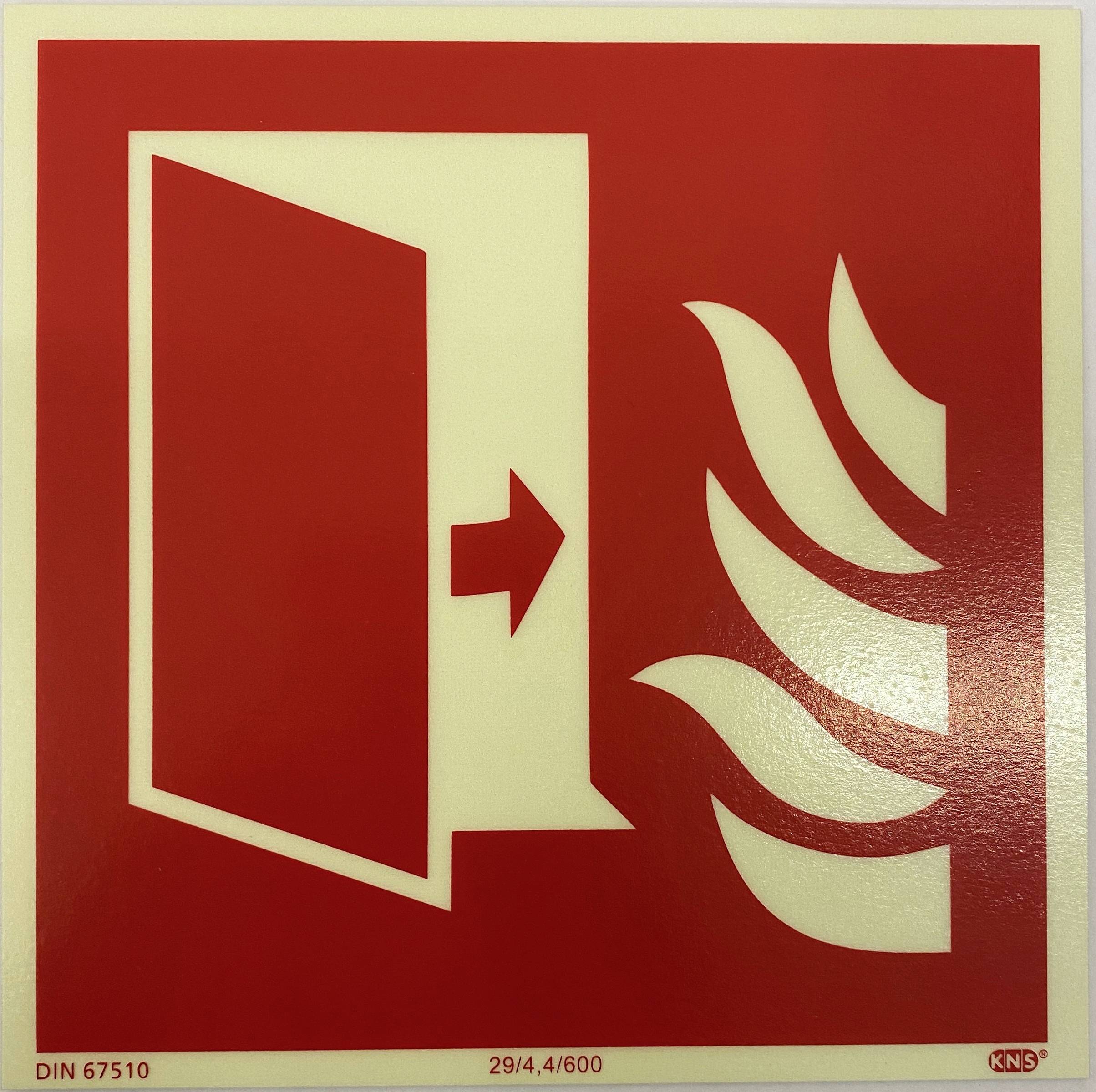Ein rotes Schild mit einem offenen Türsymbol und stilisierten Flammen zeigt den Fluchtweg im Brandfall an.