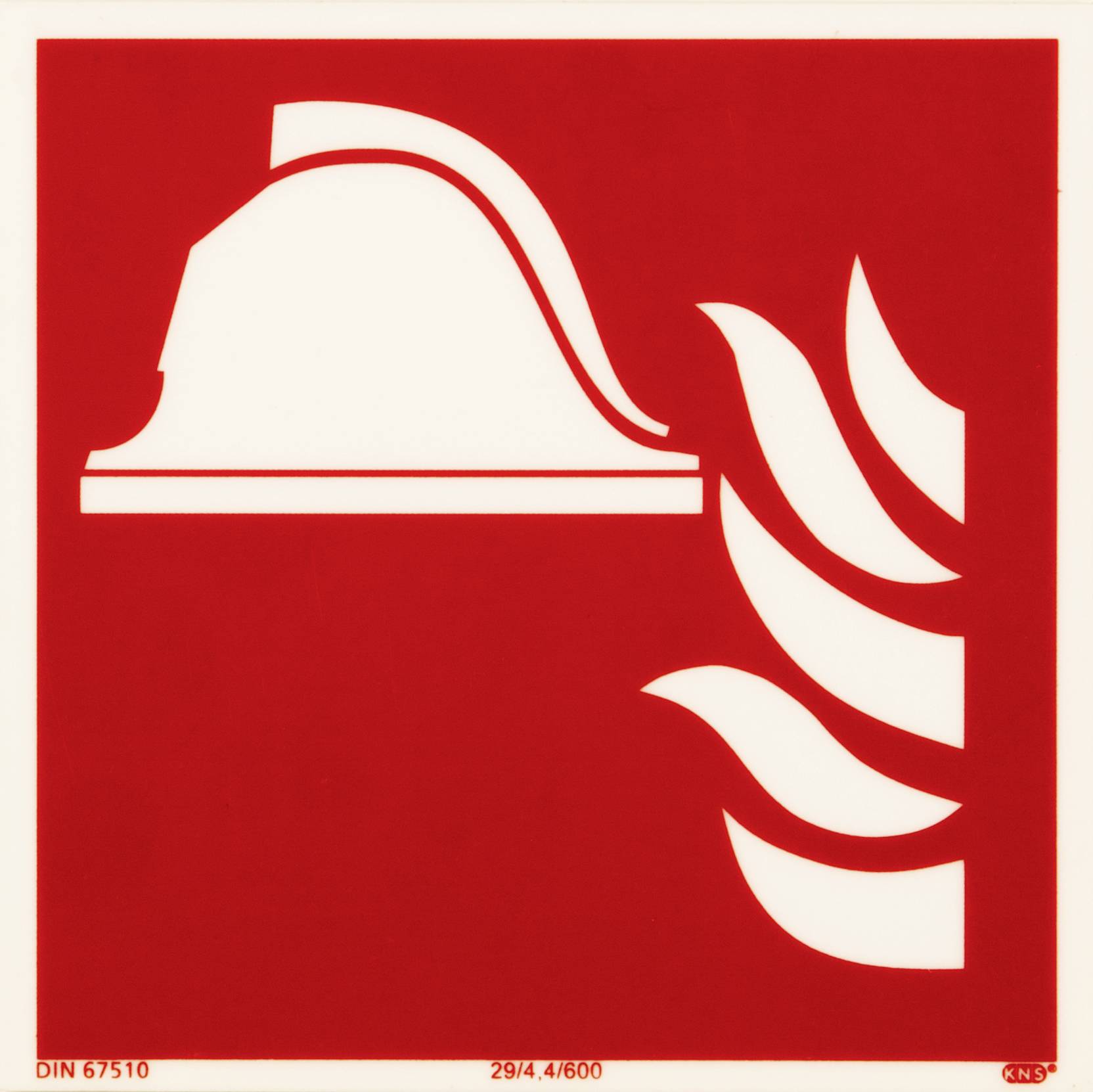 Symbol für die Feuerwehr: Weißer Feuerwehrhelm und Flammen auf rotem Hintergrund. Signalisiert den Standort von Feuerbekämpfungsausrüstung.