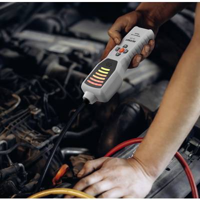 Eine Person, die ein tragbares Diagnosegerät an einem Automotor verwendet und nach Problemen sucht. Das Gerät zeigt Ergebnisse mit leuchtenden Indikatoren an.