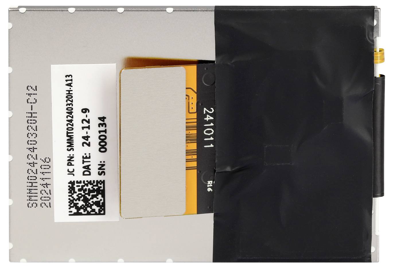 Ein rechteckiges elektronisches Bauteil mit einem QR-Code, Seriennummer '000134', und Produktionsdatum '24.12.9'.