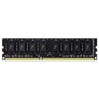 Ein schwarzer RAM-Riegel mit acht Speicherchips, goldenen Kontakten und kleinen Beschriftungen auf jedem Chip.