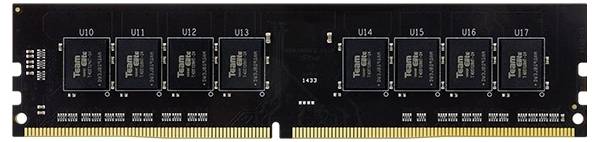 'Foto eines RAM-Riegels mit schwarzen Speicherchips und goldenen Pins.'