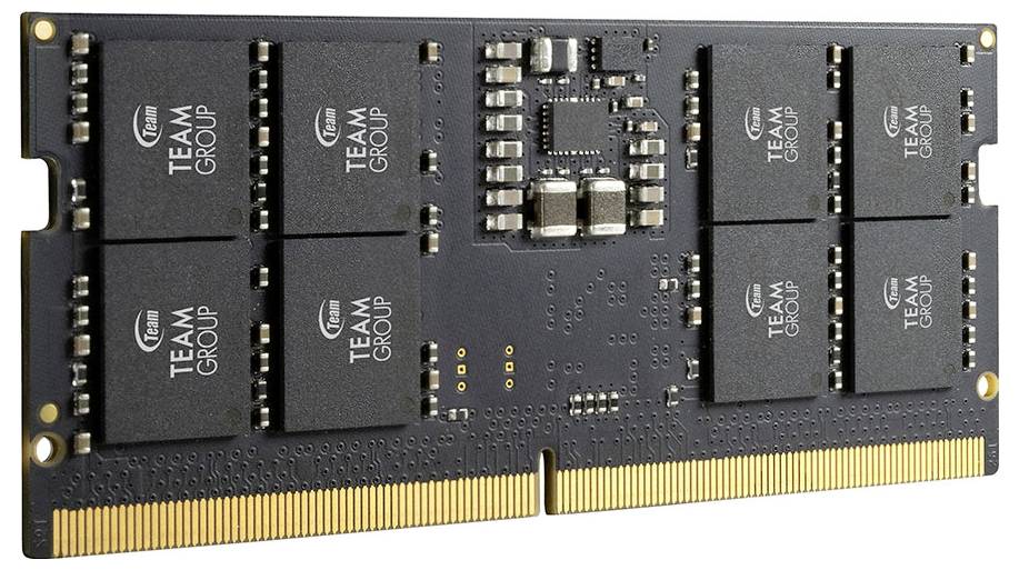 Ein RAM-Modul von oben, mit mehreren Chips auf einer Leiterplatte. Goldene Kontakte unten. Für Computer-Arbeitsspeicher.
