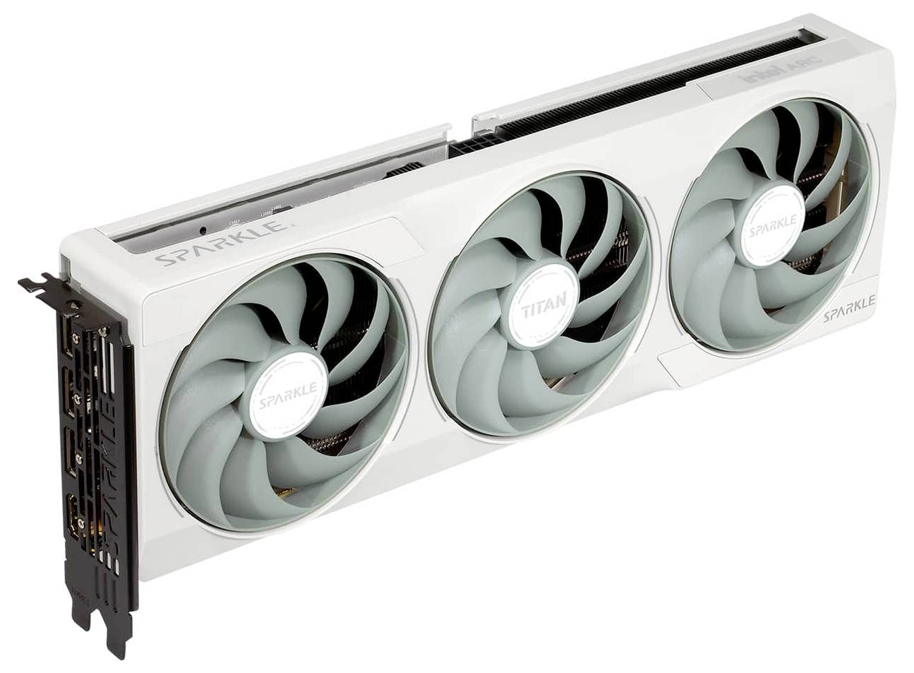 Eine weiße Computer-Grafikkarte mit drei Lüftern der Marke 'Sparkle' und der Aufschrift 'Titan'. Sie hat mehrere Anschlussports.