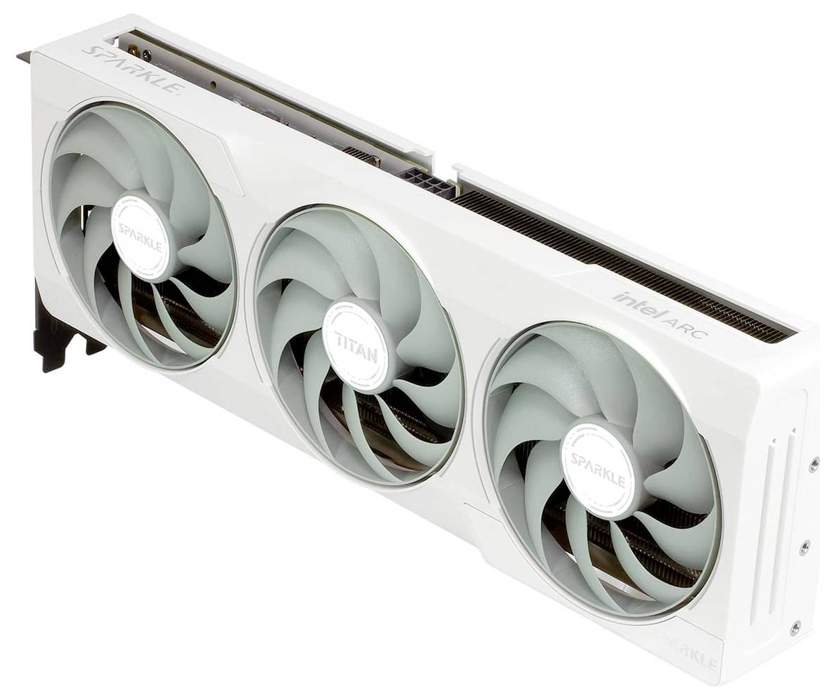 Weiße Grafikkarte mit drei Lüftern und der Aufschrift 'SPARKLE' und 'TITAN'.
