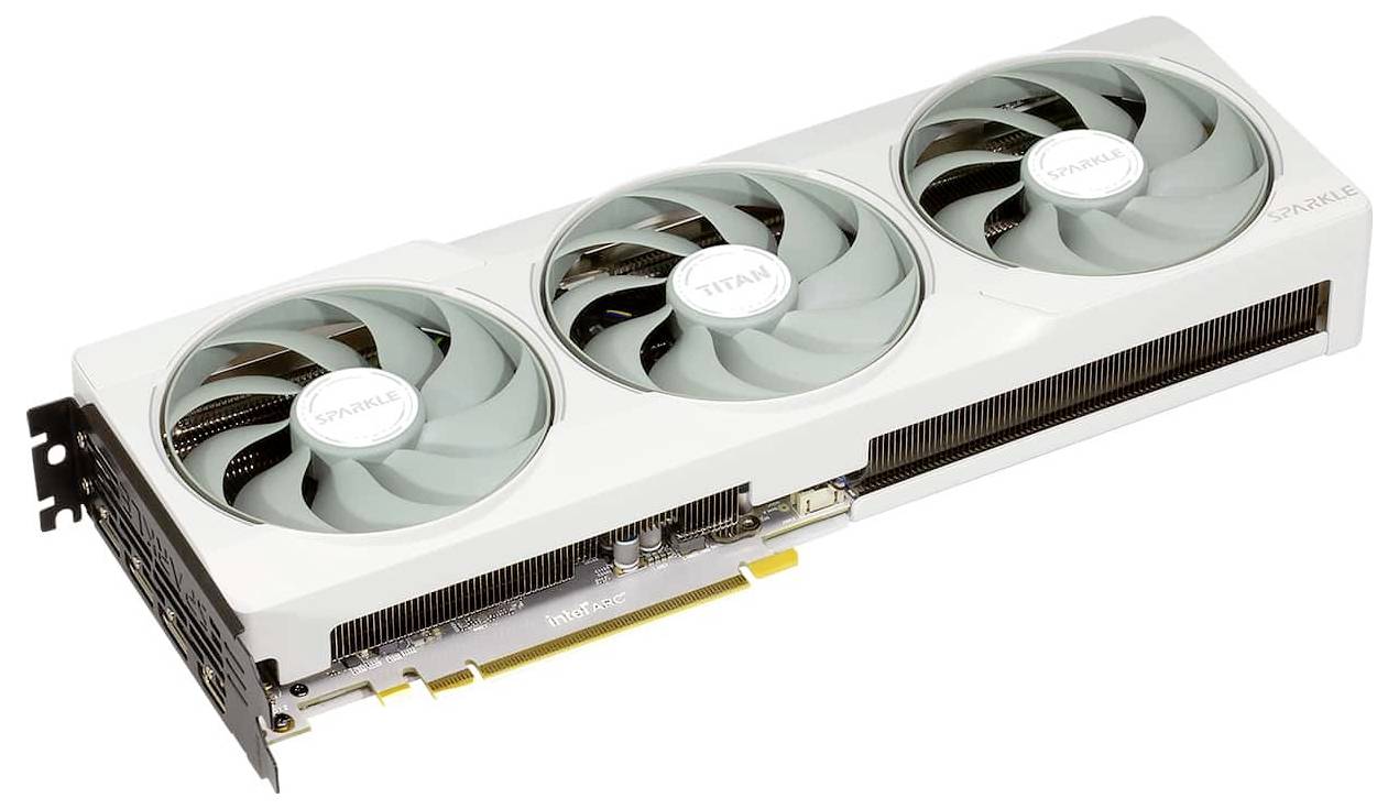 Dreifach-Lüfter-Grafikkarte mit weißem Gehäuse, PCIe-Anschluss und sichtbaren Kühlrippen, auf einer hellen Oberfläche liegend.