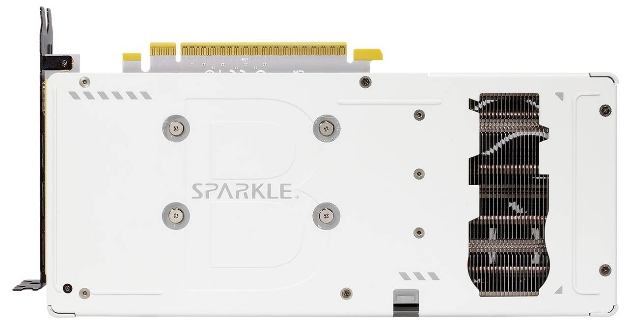 Weiße Grafikkarte von Sparkle mit sichtbaren Kühlrippen und Steckplätzen. Rückseite zeigt Steckplätze für den Einbau in einen Computer.