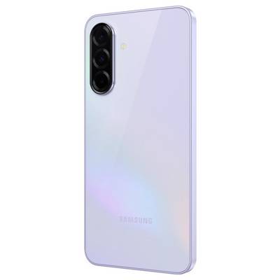 Ein Smartphone mit drei Kameralinsen auf der Rückseite, glänzende Glasoberfläche in hellem Violett, ohne Hülle.