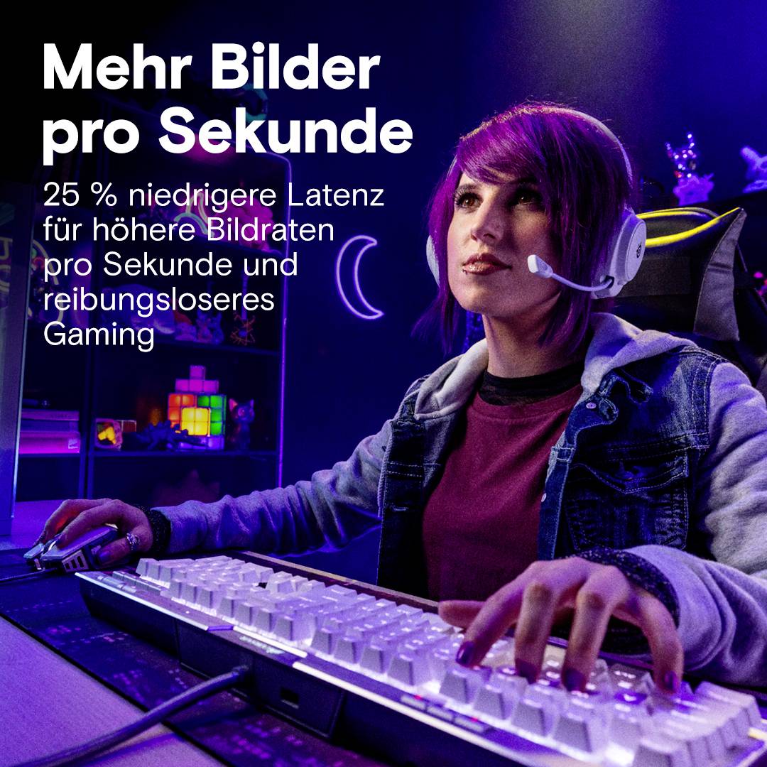 Eine Person mit violettem Haar trägt ein Headset und bedient einen Controller. Text: '25 % niedrigere Latenz für höhere Bildraten und reibungsloseres Gaming'.