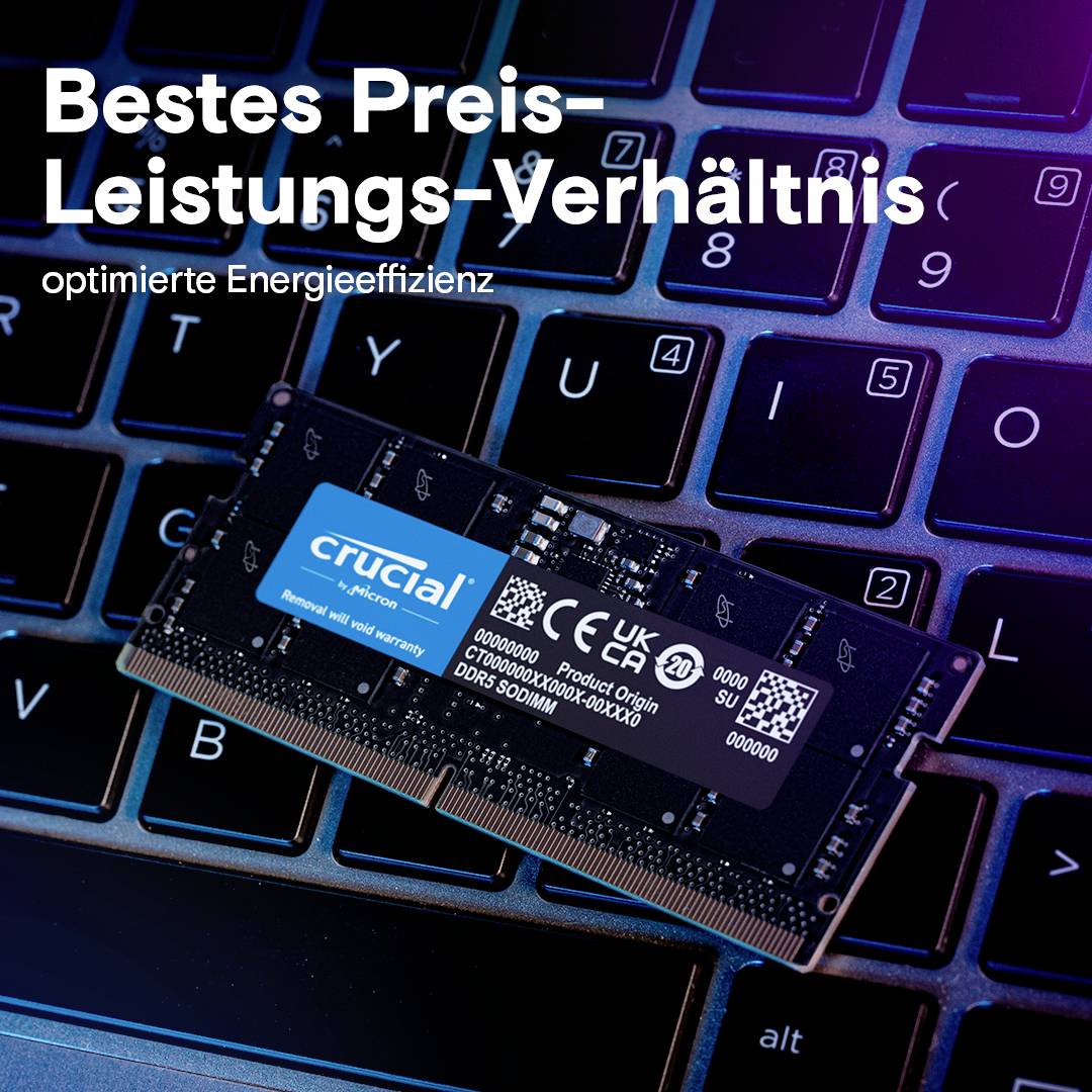 'Bestes Preis-Leistungs-Verhältnis, optimierte Energieeffizienz.' Ein Crucial DDR5 4800MHz RAM-Modul liegt auf einer Tastatur.