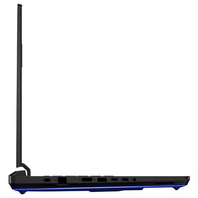 Ein seitlich gezeigter, geöffneter Laptop mit sichtbaren Anschlüssen an der Seite, auf weißem Hintergrund.
