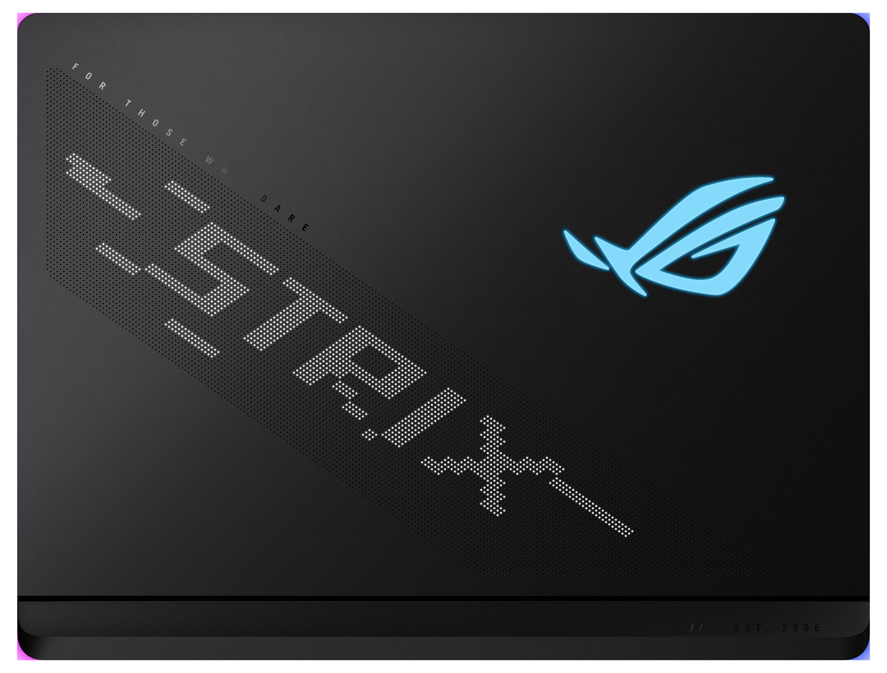 Laptop-Rückseite mit leuchtendem Logo und Schriftzug 'STRIX'. Schwarzes Design, diagonale Anordnung der Schrift.