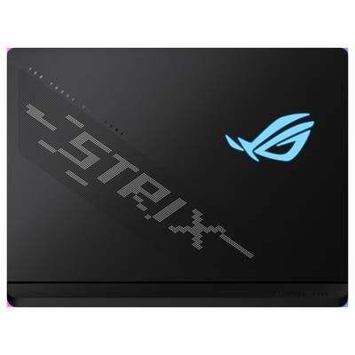 Laptop-Rückseite mit leuchtendem Logo und Schriftzug 'STRIX'. Schwarzes Design, diagonale Anordnung der Schrift.