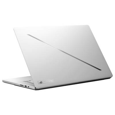 Silberner Laptop mit aufgeklapptem Bildschirm und schlankem Design. Links sind Anschlussmöglichkeiten sichtbar.