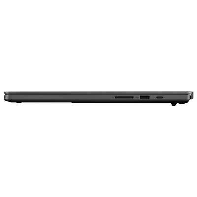 Ein Laptop in seitlicher Ansicht zeigt Anschlüsse und Laufwerksschlitze auf der rechten Seite.
