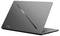 Ein Laptop mit einem mattschwarzen Gehäuse ist von hinten zu sehen. Das Design ist einfach mit einer diagonalen Linie verziert.