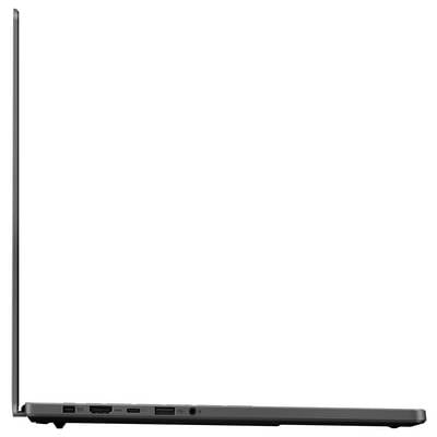 Seitenansicht eines dünnen Laptops, leicht aufgeklappt, mit sichtbaren Anschlüssen an der Seite, vor weißem Hintergrund.